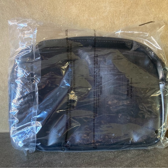 MAC Viva Glam Makeup Pouch - Picture 2 of 2